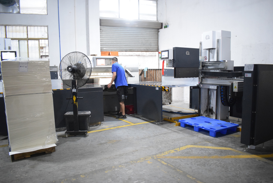 GUANGZHOU YM PACKAGE PRODUCTS CO.,LTD. สายการผลิตของผู้ผลิต
