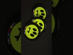 เสื้อผ้าที่เหมาะสม ตราสลักสลักสะท้อนความซับซ้อนของแบรนด์ของคุณ ตราระดับสูง